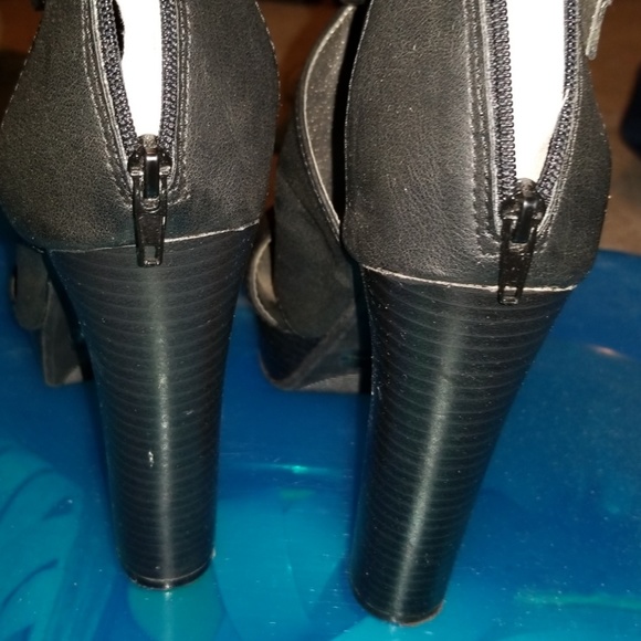 Sandals - Picture 2 of 4